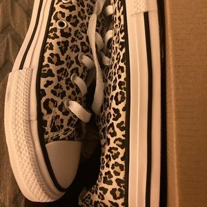 New in box Leopard converse tennis shoe